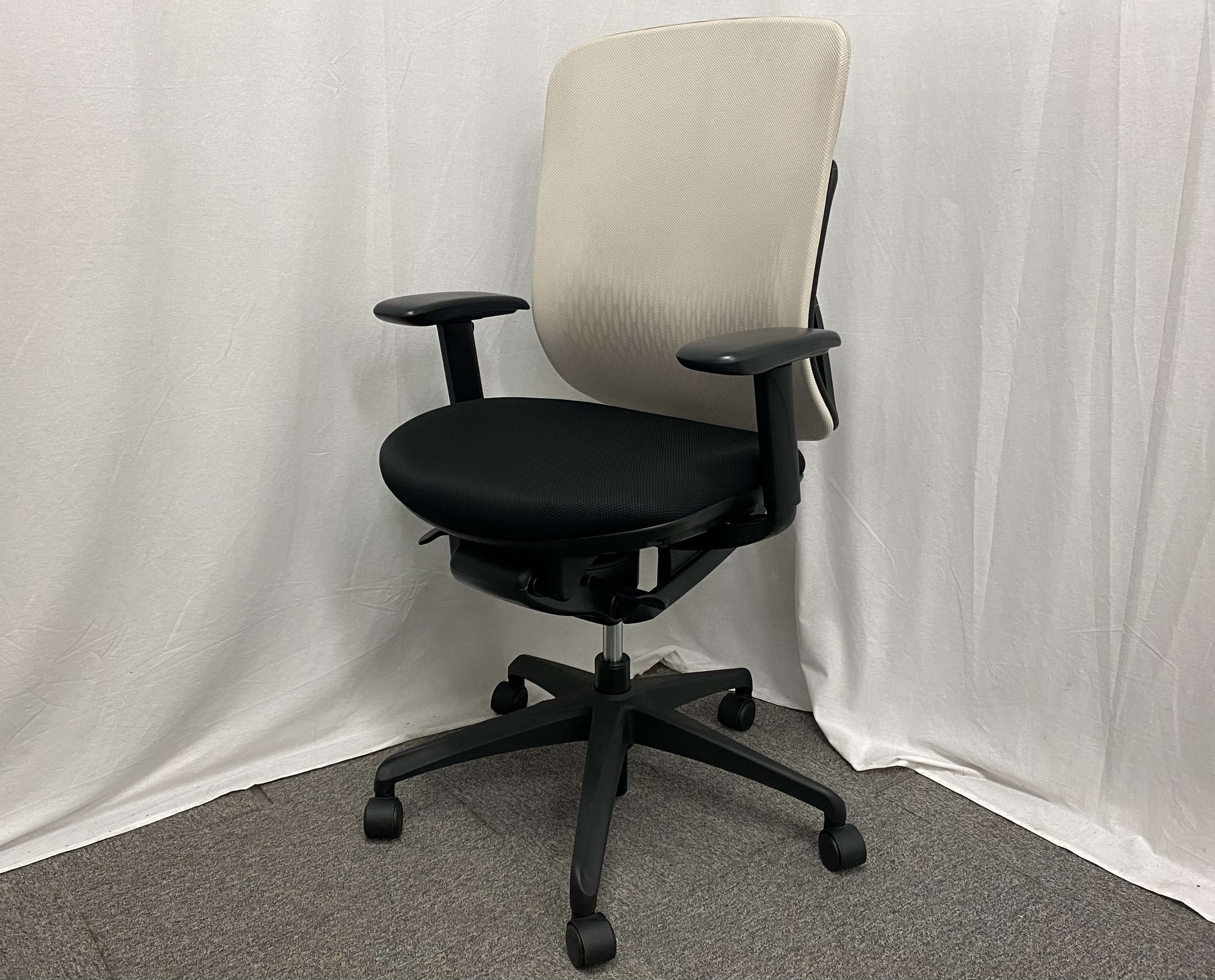 イエラ/イナバ/ベージュ/肘付き