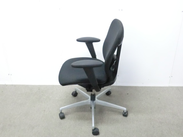 イトーキ/プラオ / ブラック / 【中古】 OAチェア肘有