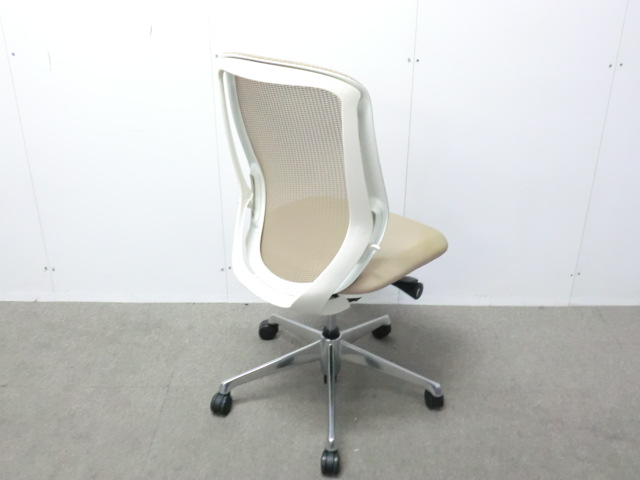 オカムラ/シルフィ/ベージュ / 【中古】 OAチェア肘無し