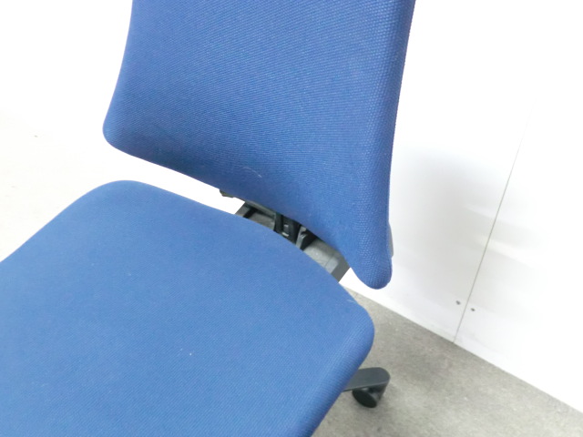 イトーキ/エフ /ダークブルー / 【中古】 OAチェア肘無