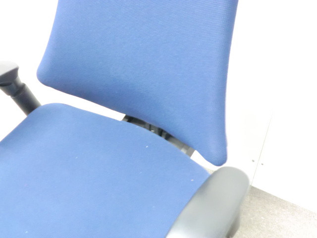 イトーキ/エフ/ ダークブルー / 【中古】 OAチェア肘有
