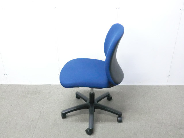 イトーキ/ボニート/ダークブルー/ 【中古】 OAチェア肘無