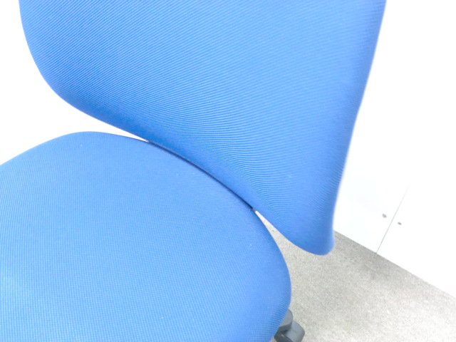 イトーキ/ボニート/ダークブルー/ 【中古】 OAチェア肘無