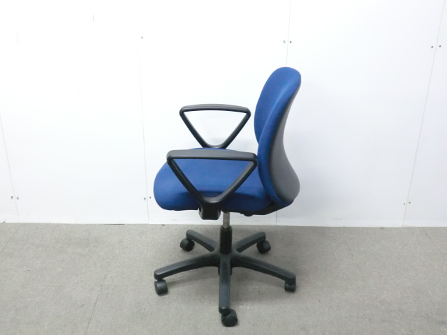 イトーキ/ボニート/ダークブルー/ 【中古】 OAチェア肘有