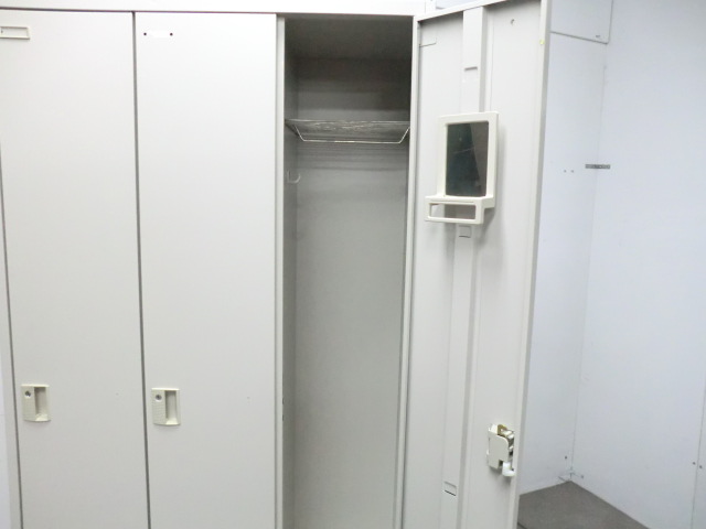 オカムラ/ ニューグレー/【中古】3人用ロッカー