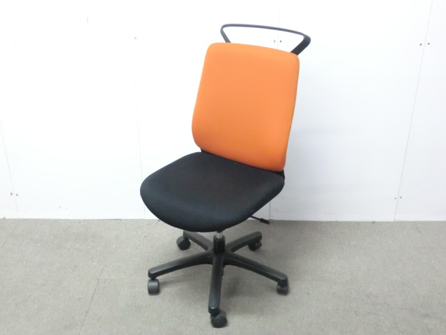 イトーキ/トルテ-R/オレンジ / 【中古】 OAチェア肘無