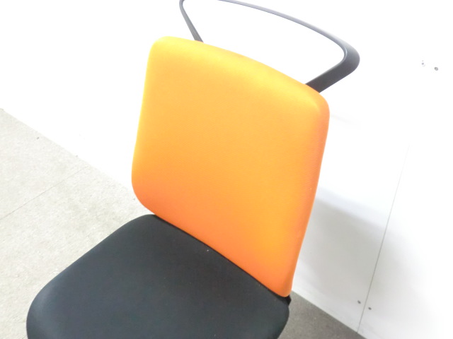 イトーキ/トルテ-R/オレンジ / 【中古】 OAチェア肘無