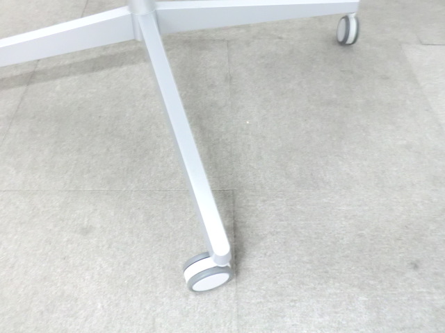 オカムラ/ホワイト/【中古】 角テーブル / キャスター付き