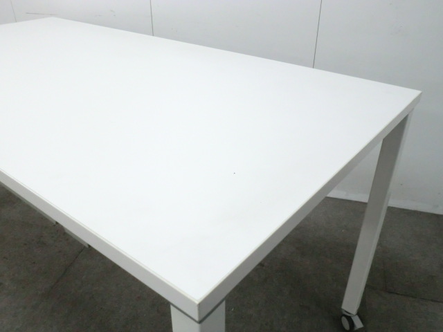 オカムラ/ホワイト/ 【中古】 平デスク / キャスター付き