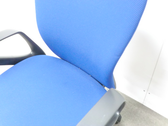 オカムラ/スラート / ブルー / 【中古】 OAチェア肘有