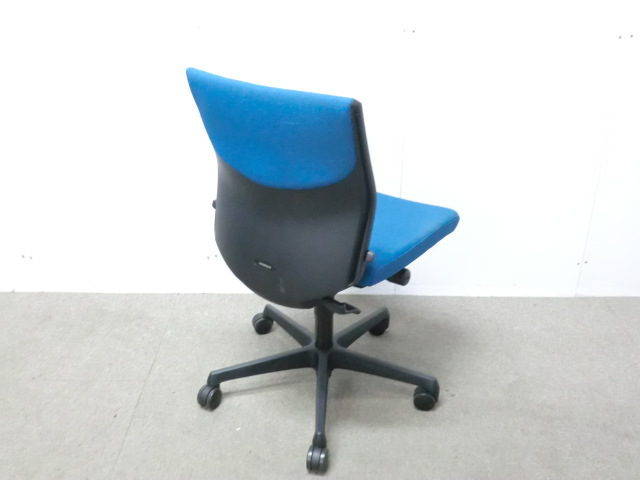 オカムラ/エスクード/ライトブルー/【中古】 OAチェア肘無