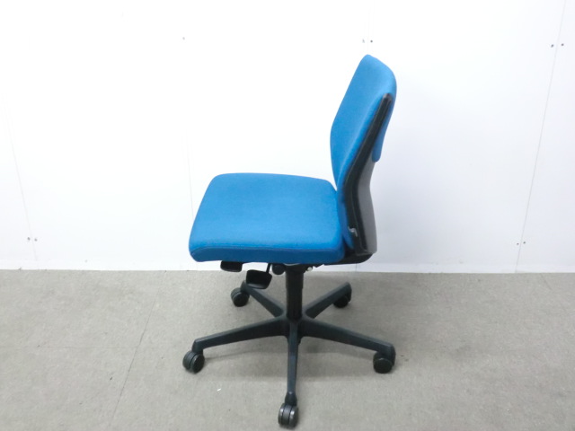 オカムラ/エスクード/ライトブルー/【中古】 OAチェア肘無