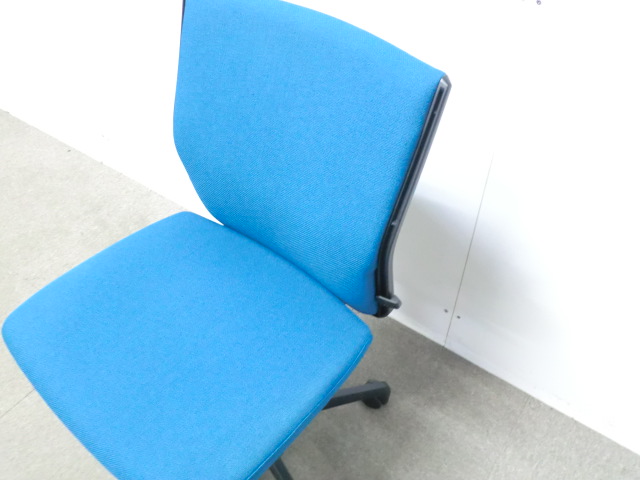 オカムラ/エスクード/ライトブルー/【中古】 OAチェア肘無