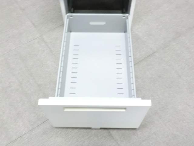 イナバ / デュエナ / ホワイト / 【中古】 3段脇机