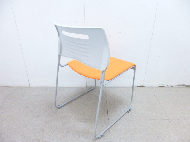 オレンジ/スタッキングチェア/【中古】