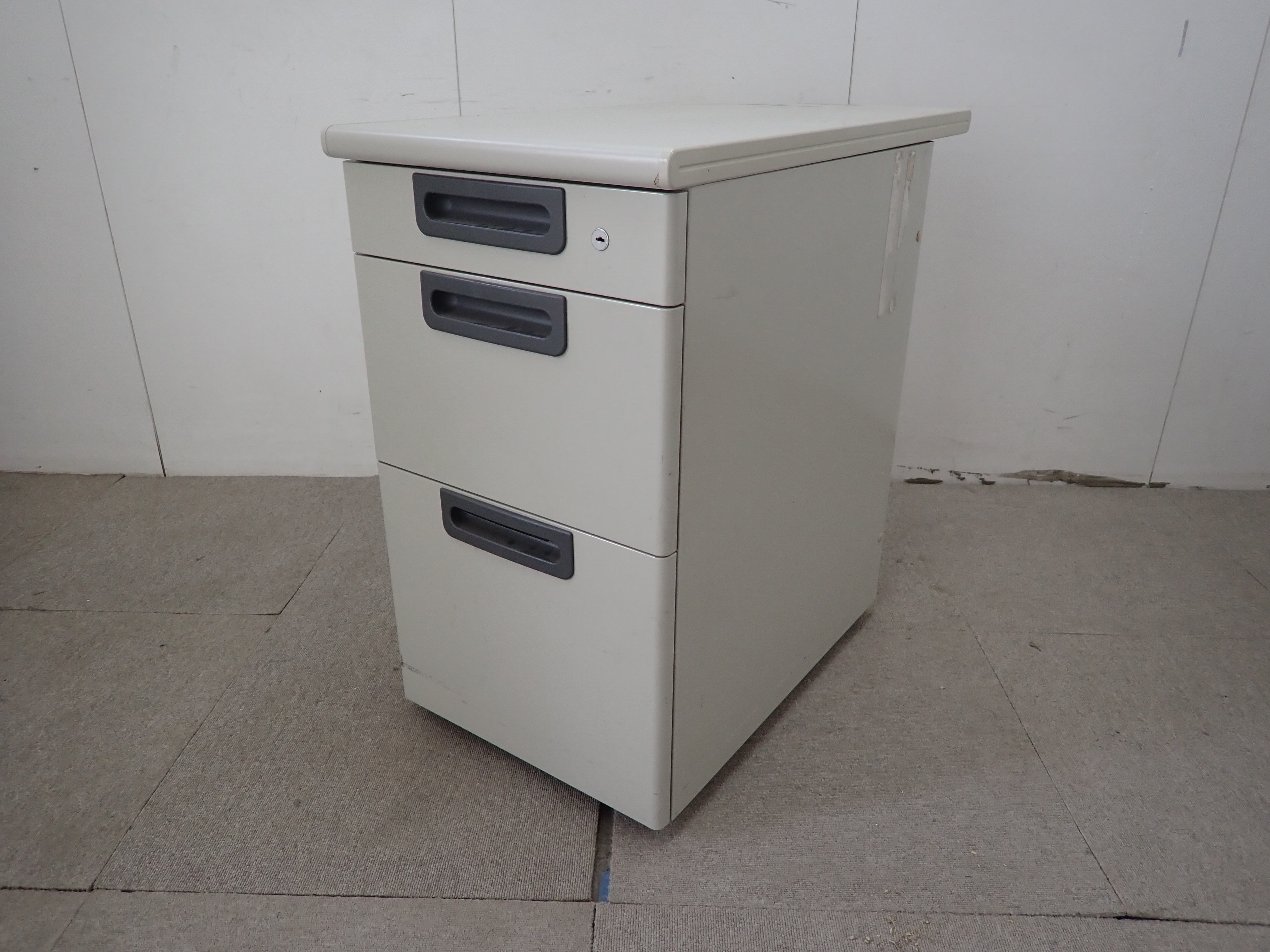 プラス／ニューグレー/脇机3段/