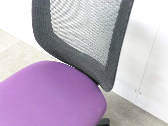 イトーキ/コルト/ パープル / 【中古】 OAチェア肘無し