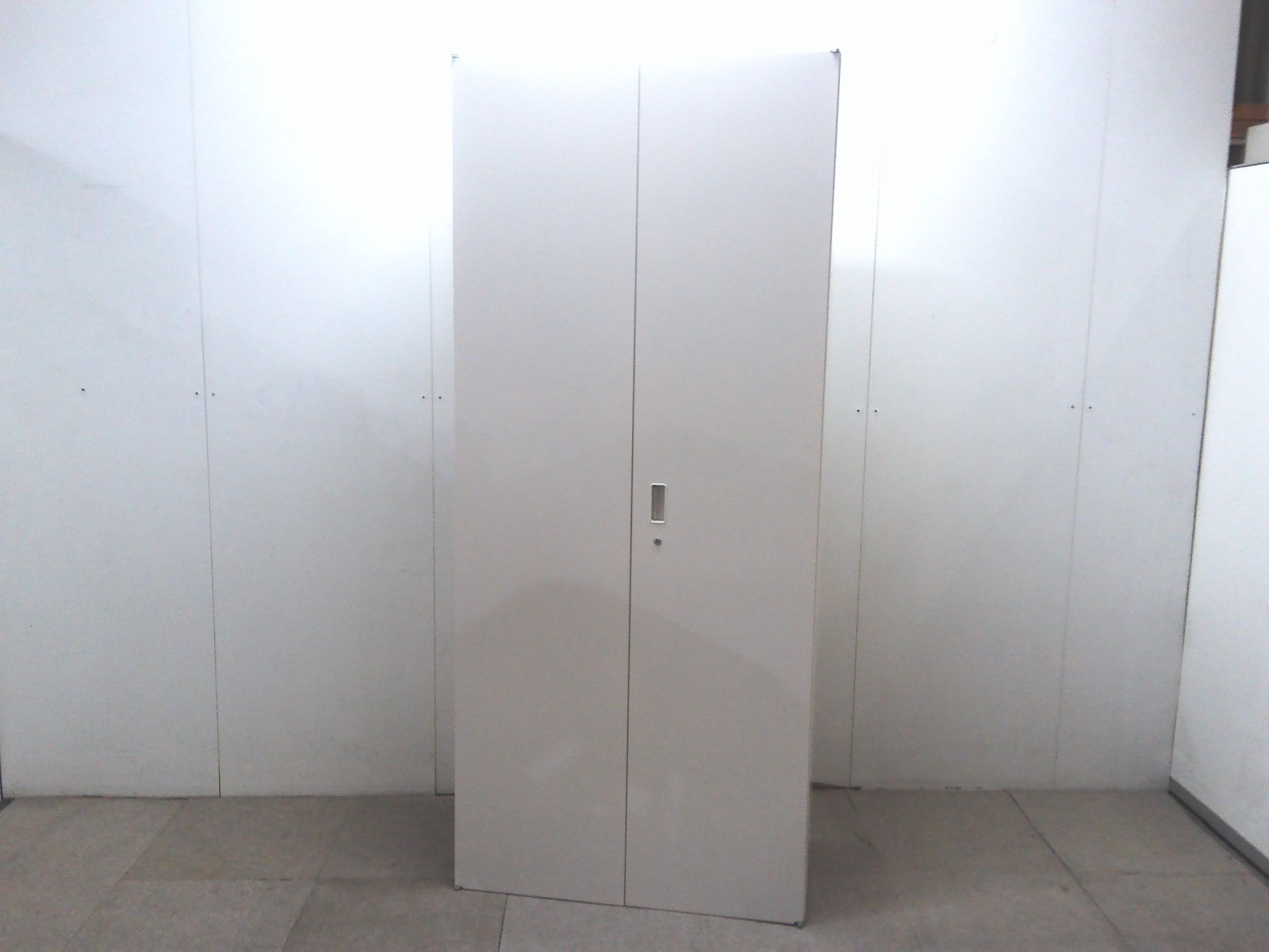 イトーキ／ホワイト/両開きキャビネット/【中古】