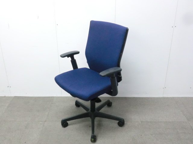 オカムラ/エスクード/ダークブルー/【中古】 OAチェア肘有