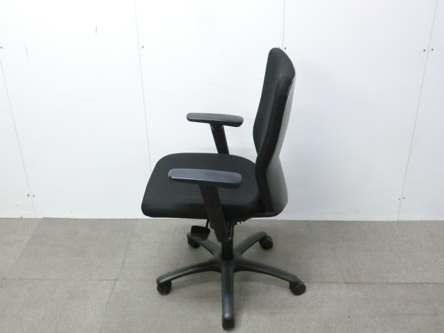 オカムラ/カロッツァ/ブラック / 【中古】 OAチェア肘有