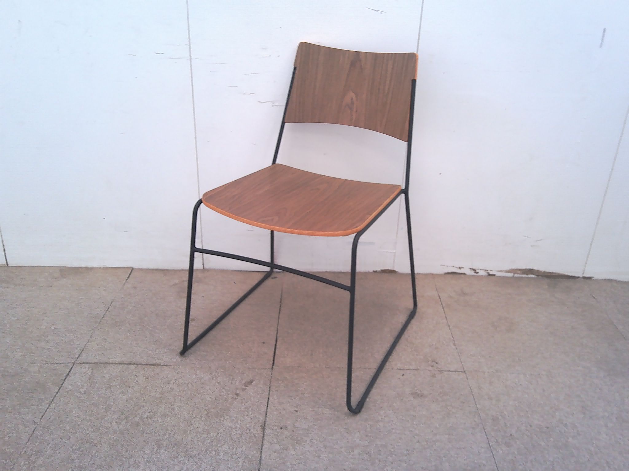 オリバー/木目調/スタッキングチェア/【中古】