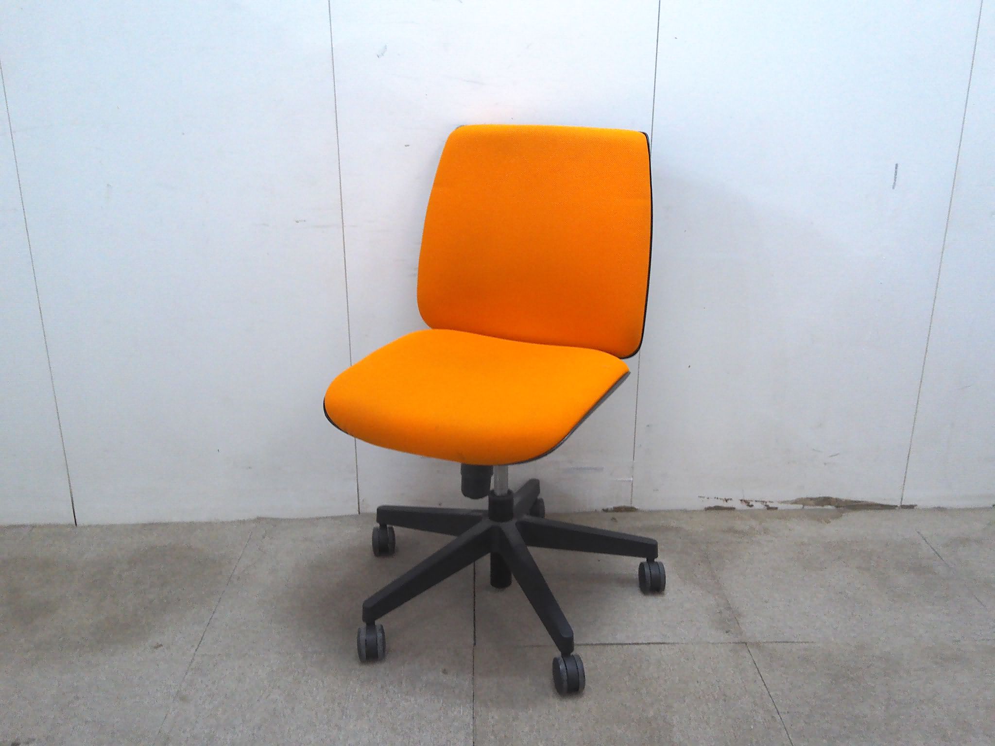 プラス/オレンジ/OAチェア肘無/【中古】