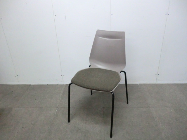 スタッキングチェア / ベージュ 【中古】