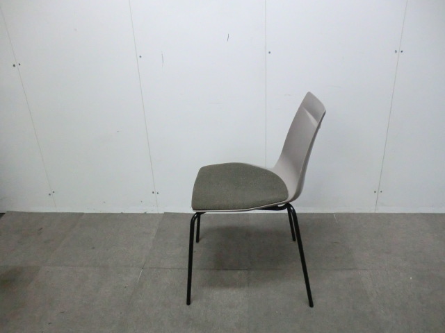 スタッキングチェア / ベージュ 【中古】