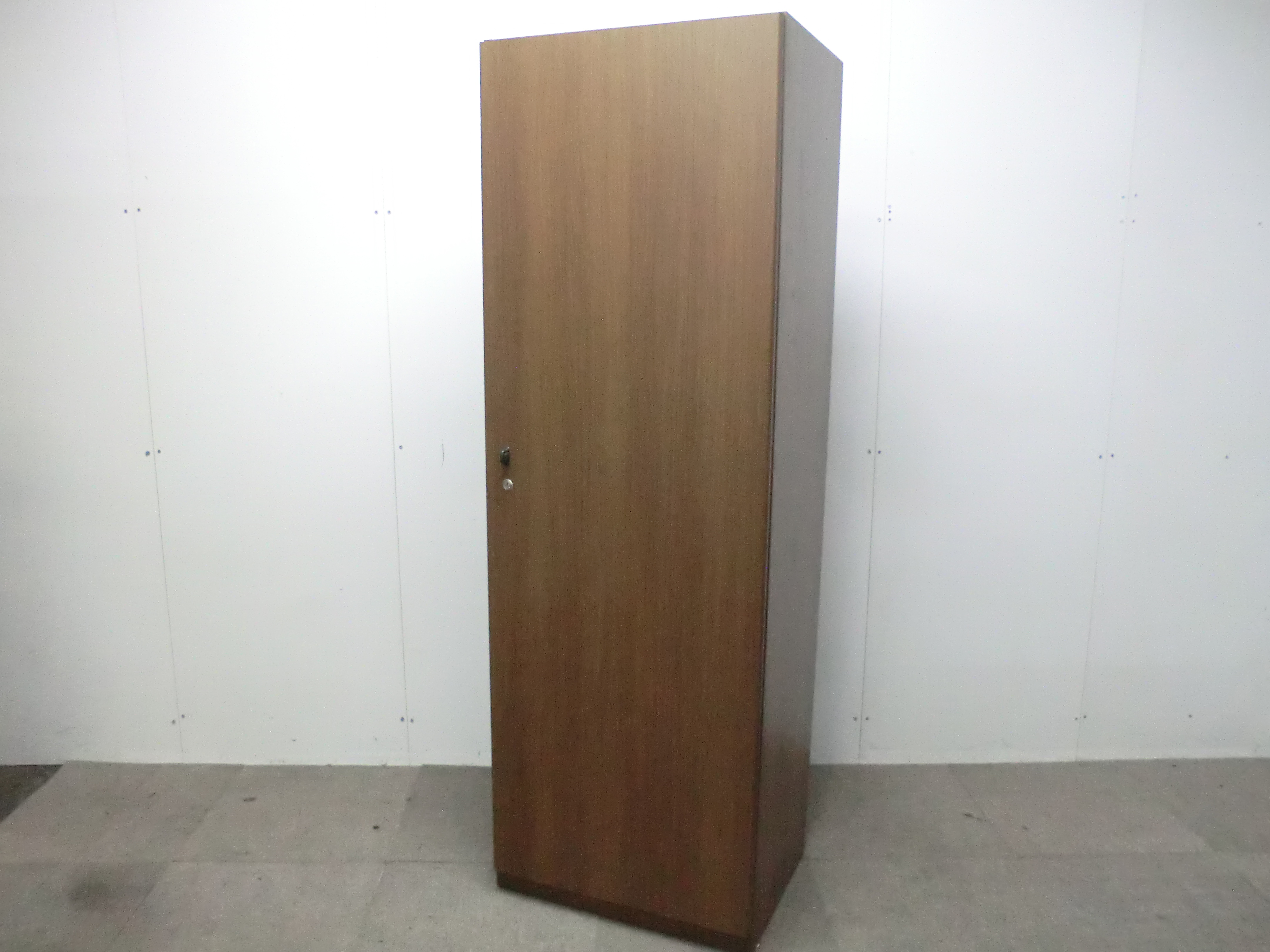 オカムラ / 木目調 【中古】 木製ワードローブ