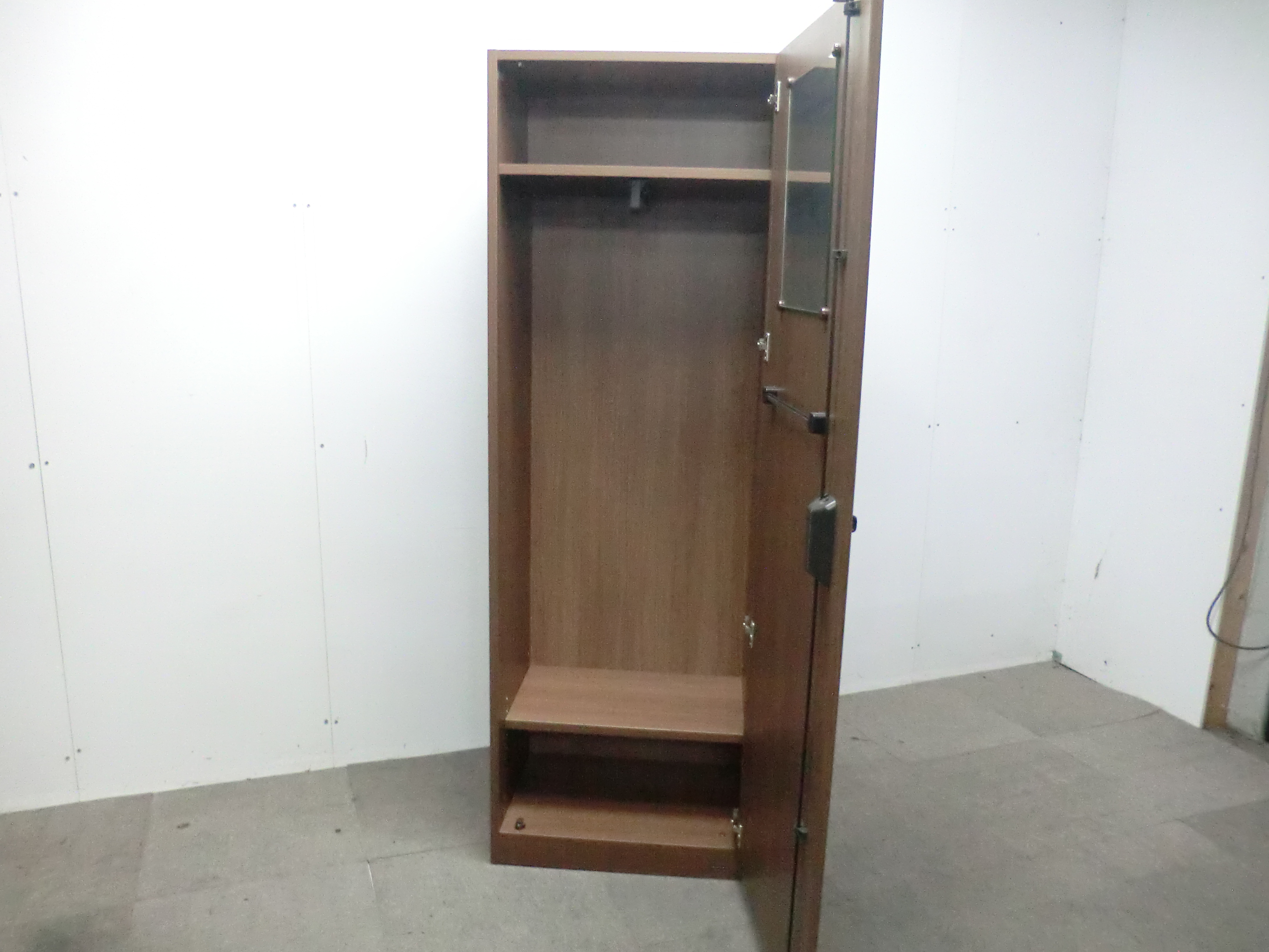 オカムラ / 木目調 【中古】 木製ワードローブ