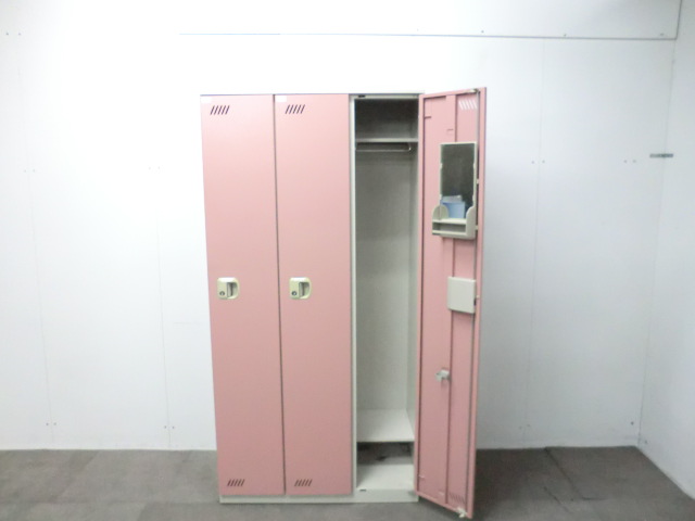 オカムラ / ピンク / 【中古】 3人用ロッカー