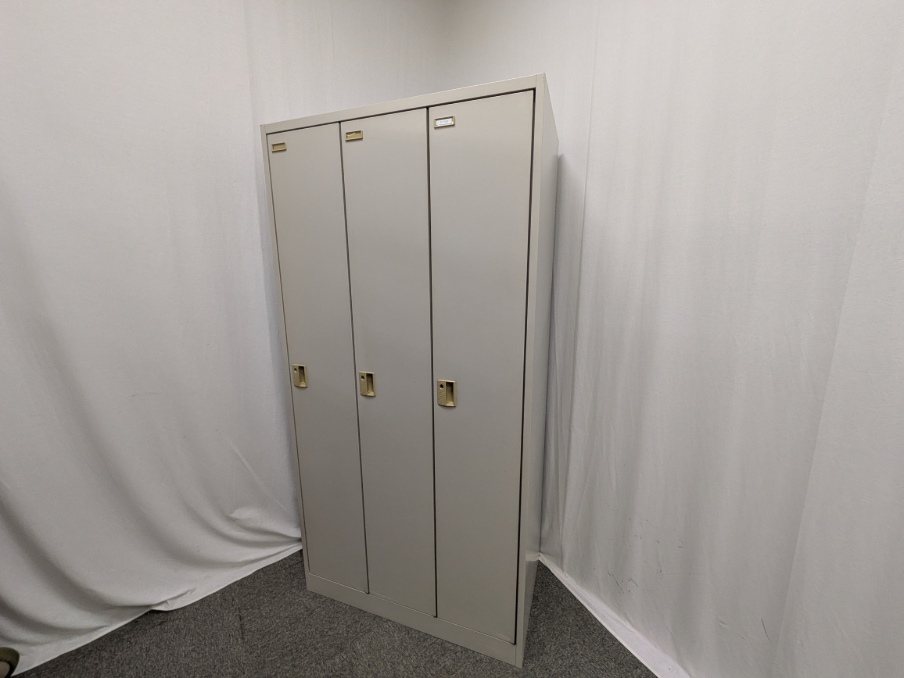 オカムラ / ニューグレー / 【中古】3人用ロッカー