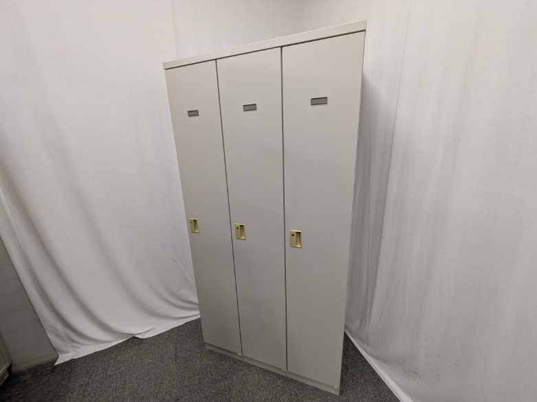 オカムラ / ニューグレー / 【中古】 3人用ロッカー