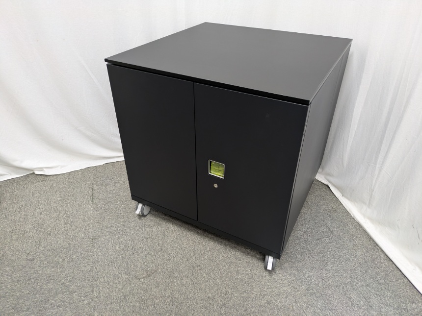 オカムラ / ブラック / 【中古】両開きキャビネット