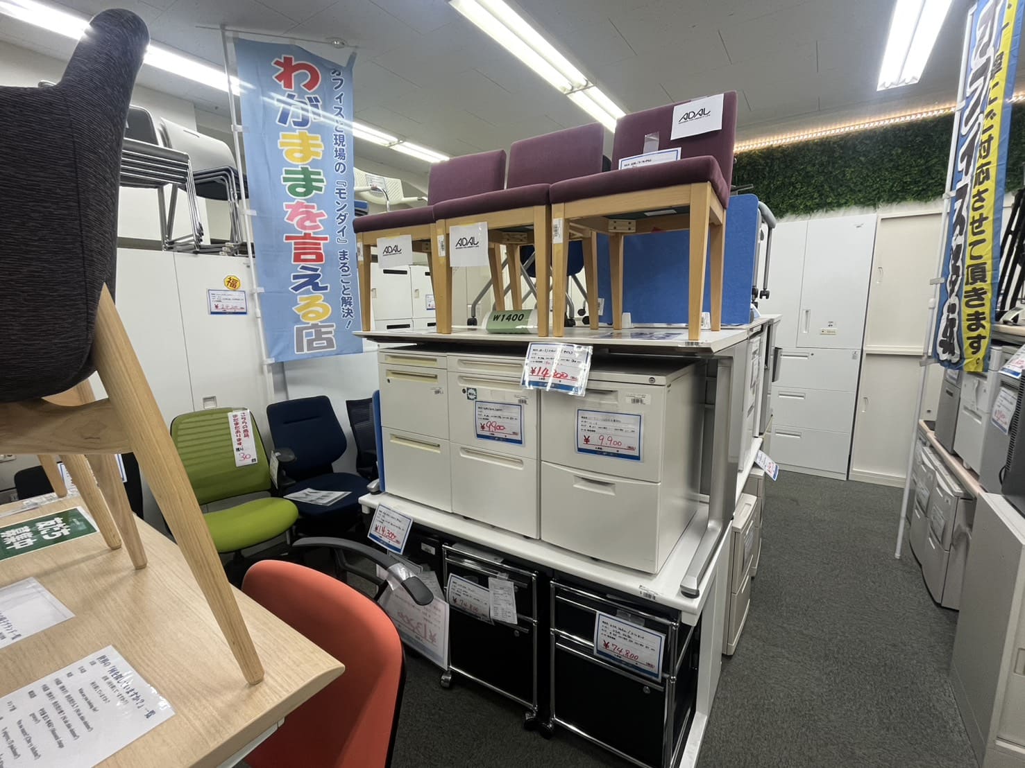 多種多様なサイドワゴンやチェアの展示
