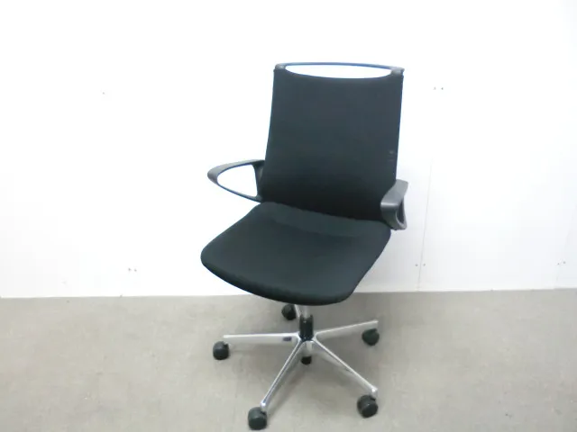 オカムラ/モード / ブラック / 【中古】 OAチェア肘有