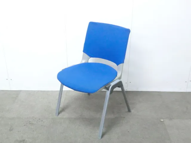 オカムラ / ブルー / 【中古】 スタッキングチェア