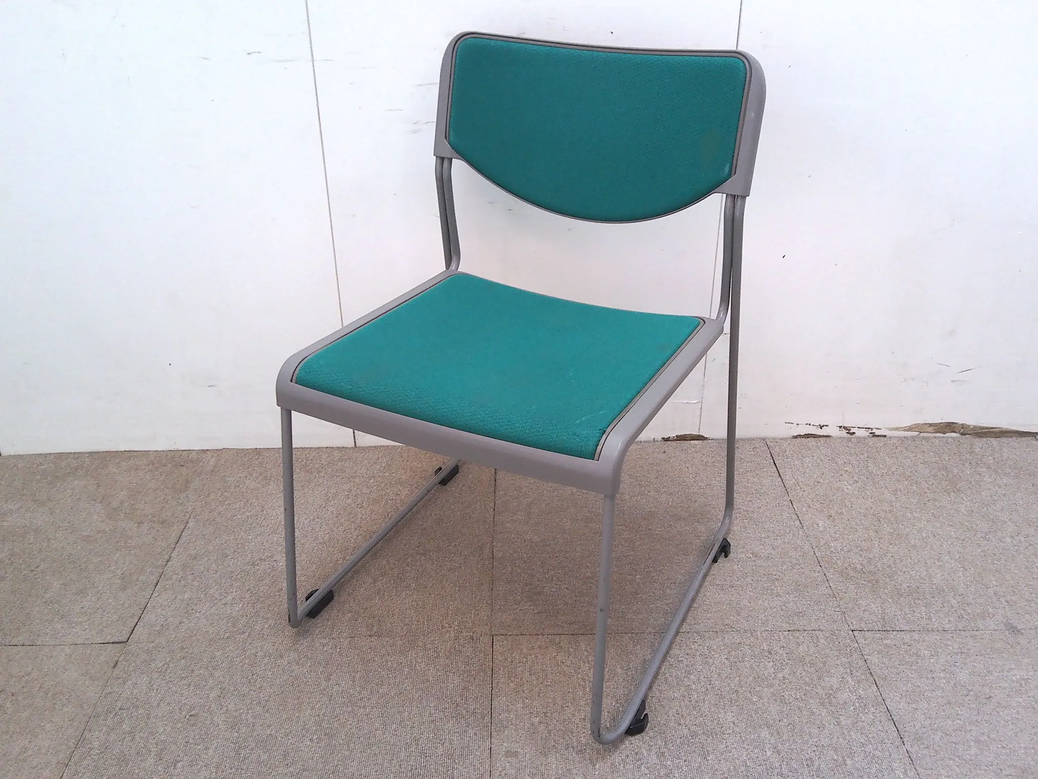 イトーキ/グリーン/スタッキングチェア/【中古】